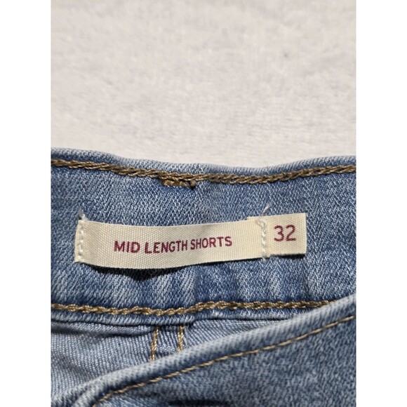 Levi's Women's Mid Length Shorts Size 32 Zip Fly Mid Rise  Blue Denim - Picture 3 of 13